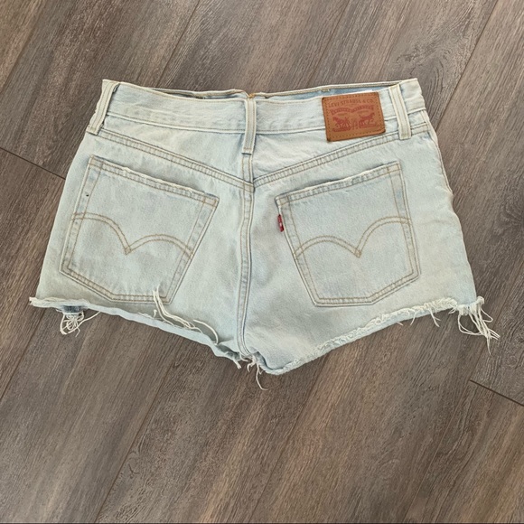 Aritzia LEVI’s wedgie BOOTY short - Picture 2 of 3